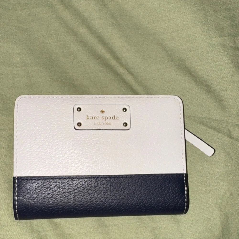 New Kate Spade NYC Leather Navy & White Compact Wallet Small NWT Credit Card ID